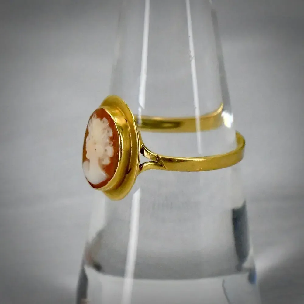 Vintage Italian 18K 750 Yellow Gold Carved Shell Cameo Ring Size 7 1.55g 13mm